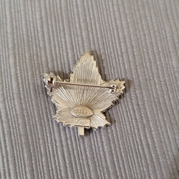 Vintage Canadian maple leaf brooch by Keyes - Picture 2 of 3